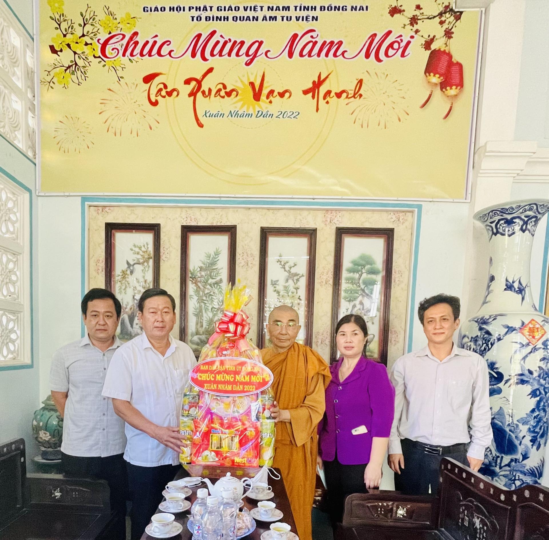Ban Dân Vận Tỉnh Ủy tỉnh Đồng Nai, Ban Tôn Giáo Tỉnh, cùng các cơ quan ban ngành đoàn thể đến thăm, chúc Tết chư Tăng Ni Tổ Đình Quan Âm Tu Viện trước thềm năm mới 2022